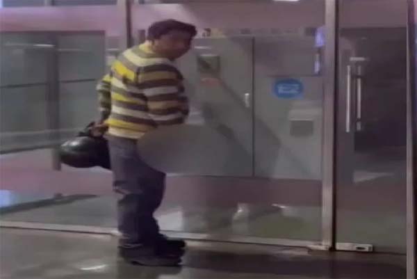 VIRAL | ಮೆಟ್ರೋ ಪ್ಲಾಟ್‌ಫಾರ್ಮ್‌ನಲ್ಲಿಯೇ ಮೂತ್ರ ವಿಸರ್ಜನೆ ಮಾಡಿ ಸಿಕ್ಕಿಬಿದ್ದ ಅಂಕಲ್‌